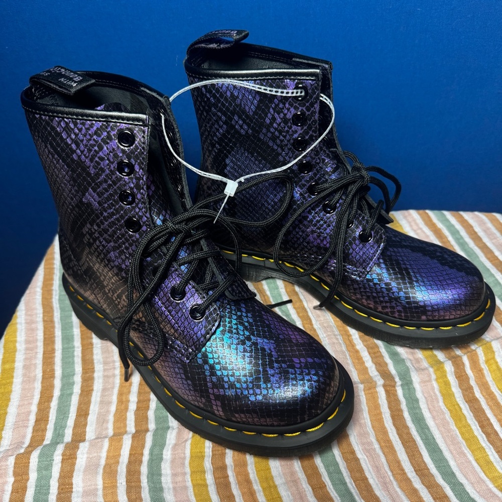 Dr. Martens 31027 SNAKE IREDESCENT PURPLE METALLIC COMBAT BOOT